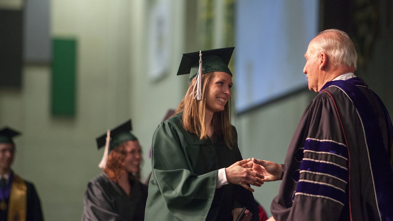 Familiares fotografían a los graduados al término de la ceremonia