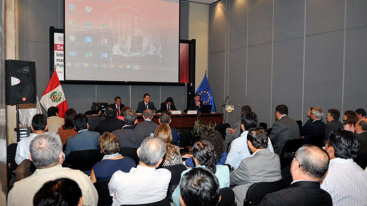 Docentes trabajan en grupos el rediseño de sus rúbricas de evaluación