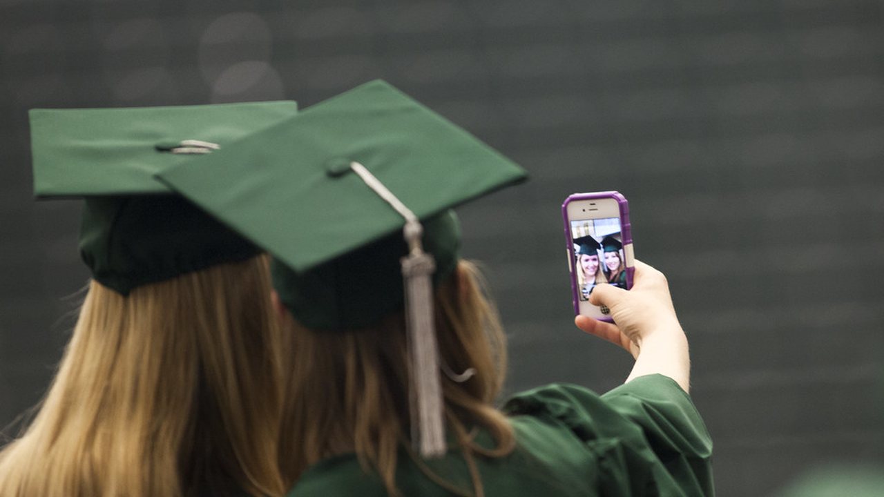Una bachiller sustenta su tesis ante el jurado en la sala de grados
