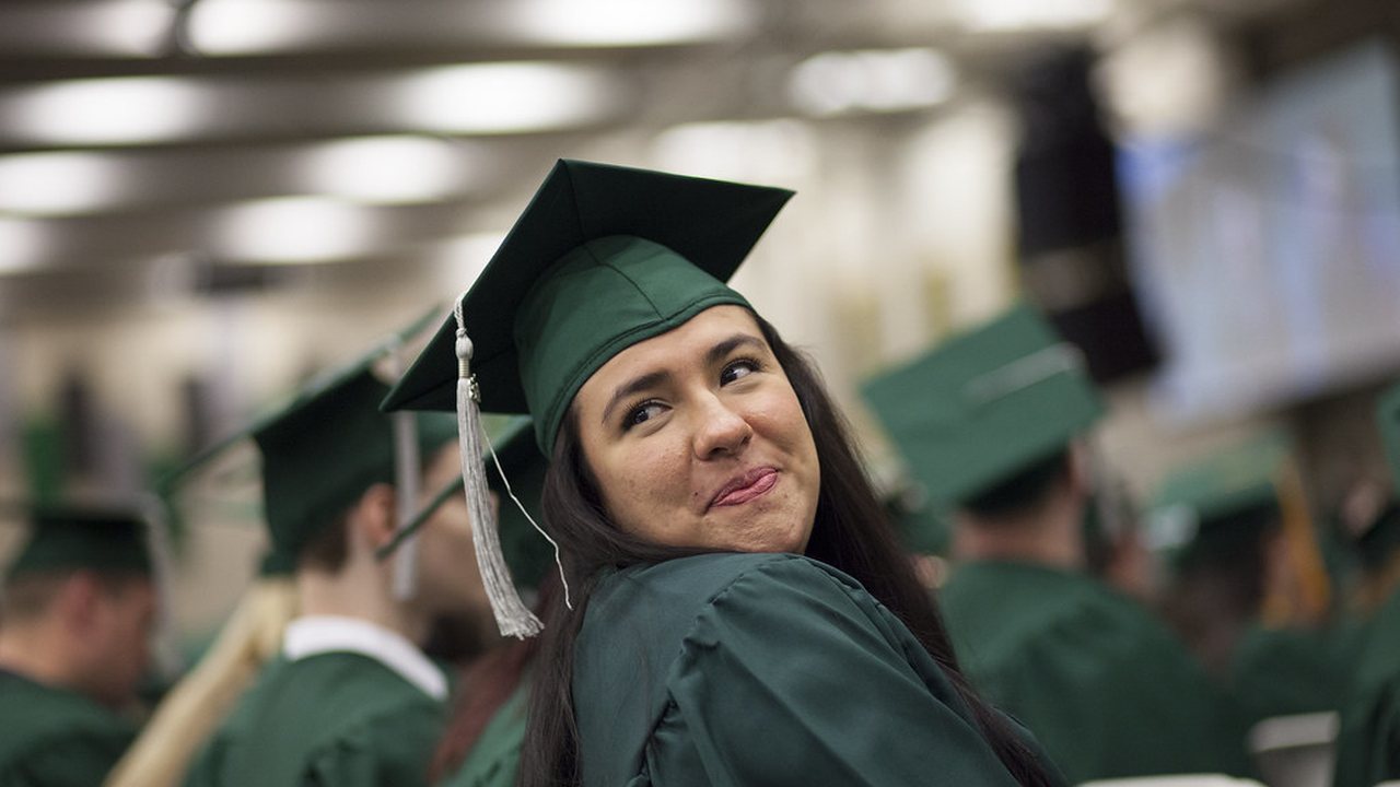Los nuevos licenciados ingresan al coliseo al inicio de la ceremonia de graduación