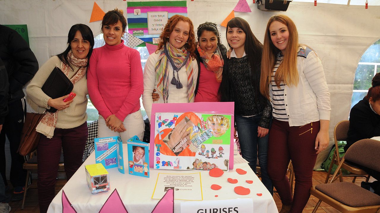 Estudiantes muestran los productos de su emprendimiento durante la etapa clasificatoria