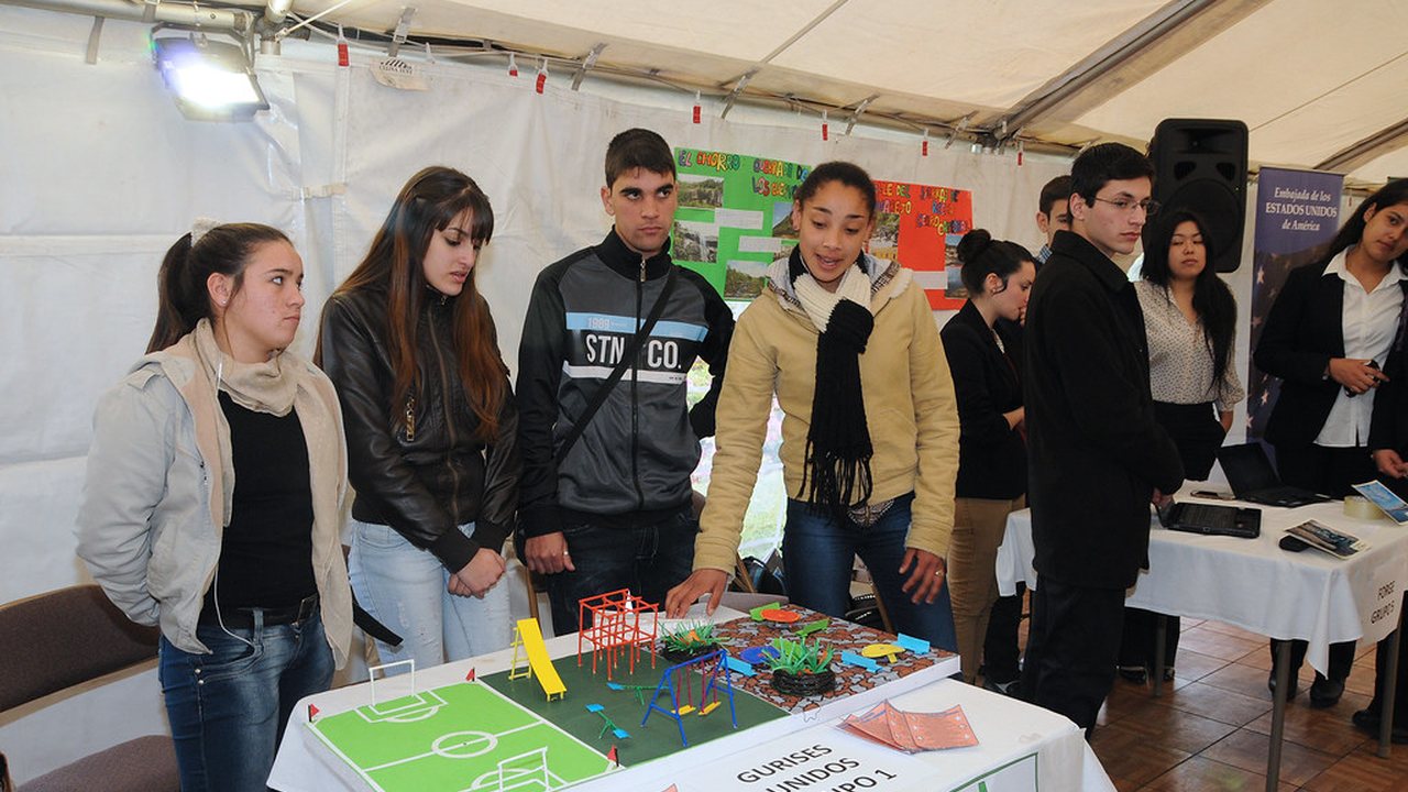 Primera feria de emprendimiento estudiantil reúne 32 proyectos en el campus