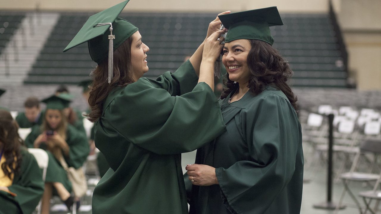 Ceremonia de graduación reconoce a 64 nuevos licenciados en Administración