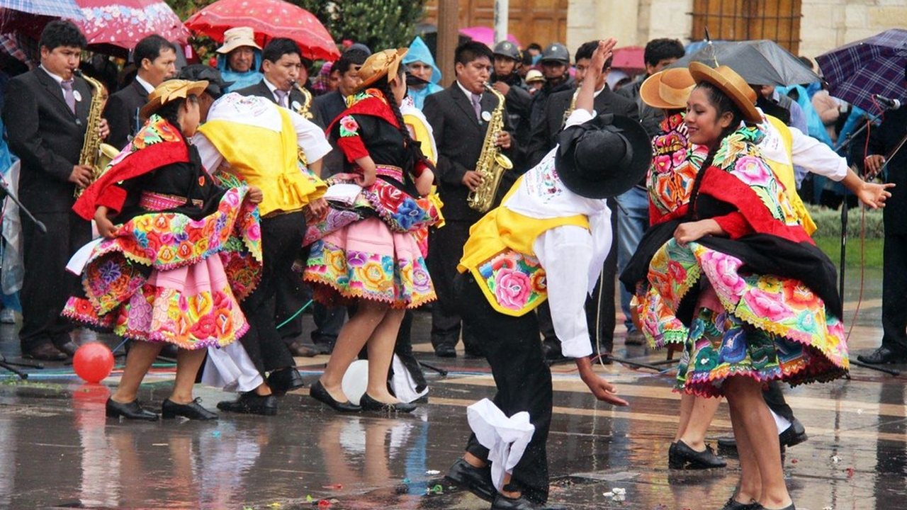 Estudiantes de la Filial Tambobamba celebran el Día de la Madre con una jornada cultural